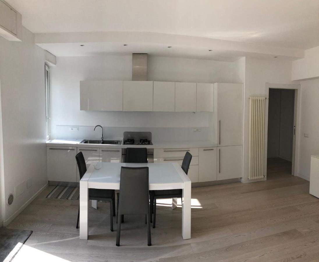 Bright & Spacious Apartment Near Navigli - Ponti Milão Exterior foto